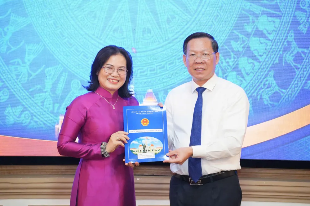 Chủ tịch UBND TP.HCM Phan Văn Mãi trao quyết định bổ nhiệm Phó Giám đốc Sở Tư pháp Nguyễn Thị Hồng Hạnh làm Giám đốc Sở Tư pháp. Ảnh: THUẬN VĂN TP.HCM điều động, bổ nhiệm 4 cán bộ chủ chốt-can-bo-chu-chot