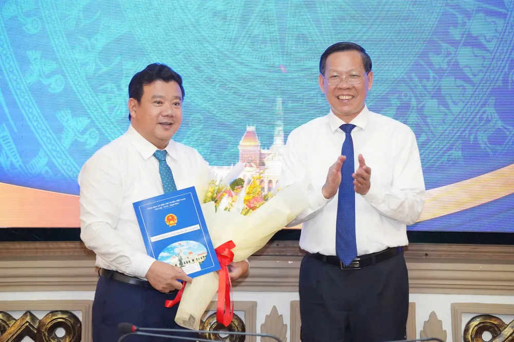 Phó Giám đốc Sở Tài chính Nguyễn Trần Phú được điều động, bổ nhiệm làm Chủ tịch UBND quận Tân Phú. Ảnh: THUẬN VĂN TP.HCM điều động, bổ nhiệm 4 cán bộ chủ chốt-can-bo-chu-chot