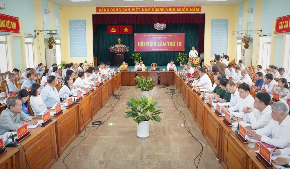 Chủ tịch Phan Văn Mãi: Cải cách hành chính để bà con Cần Giờ không phải lên trung tâm TP.HCM