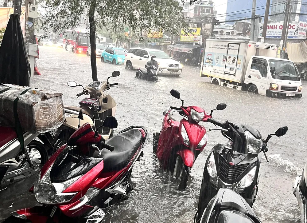 Trận mưa lớn chiều ngày 8-10 gây ngập ở nhiều nơi tại TP.HCM. Ảnh: L.THOA he-thong-thoat-nuoc.jpg