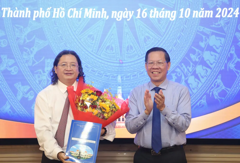 Chủ tịch UBND TP.HCM Phan Văn Mãi trao quyết định tiếp nhận và bổ nhiệm ông Nguyễn Minh Nhựt làm Phó Giám đốc Sở Văn hóa và Thể thao TP.HCM. Ảnh: HÀ THƯ so-van-hoa-va-the-thao-tp.hcm-2.jpg