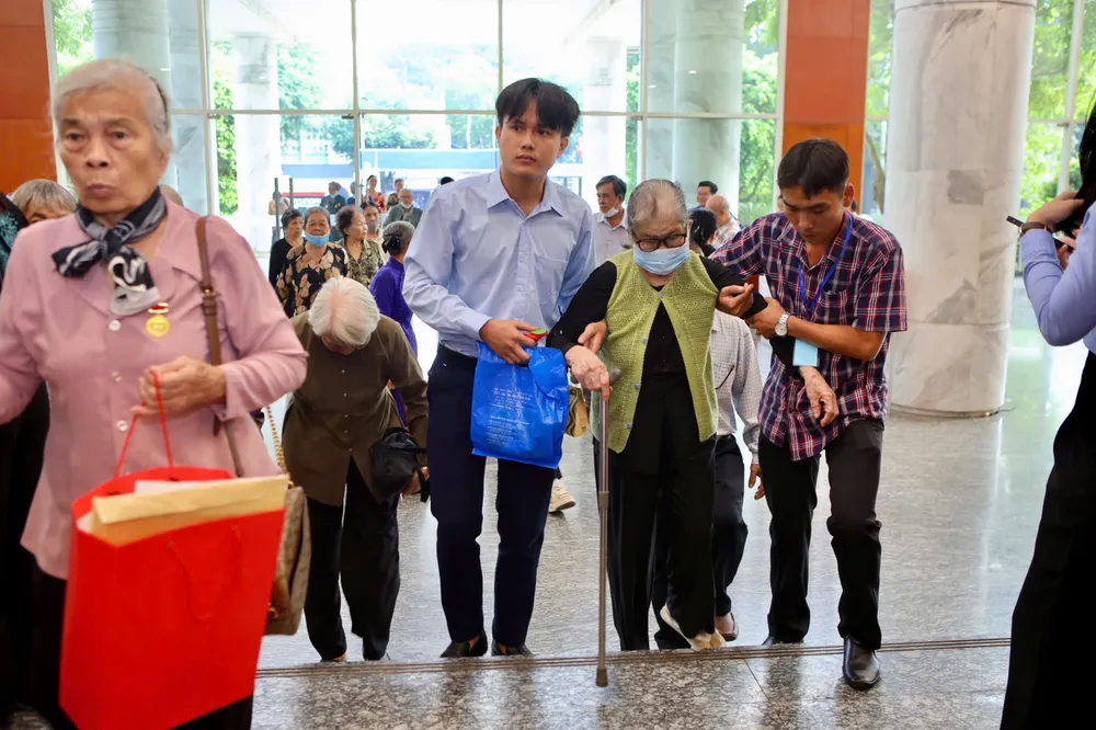 Nghẹn ngào cuộc gặp mặt của những đứa trẻ được sinh ra, lớn lên trong tù đày