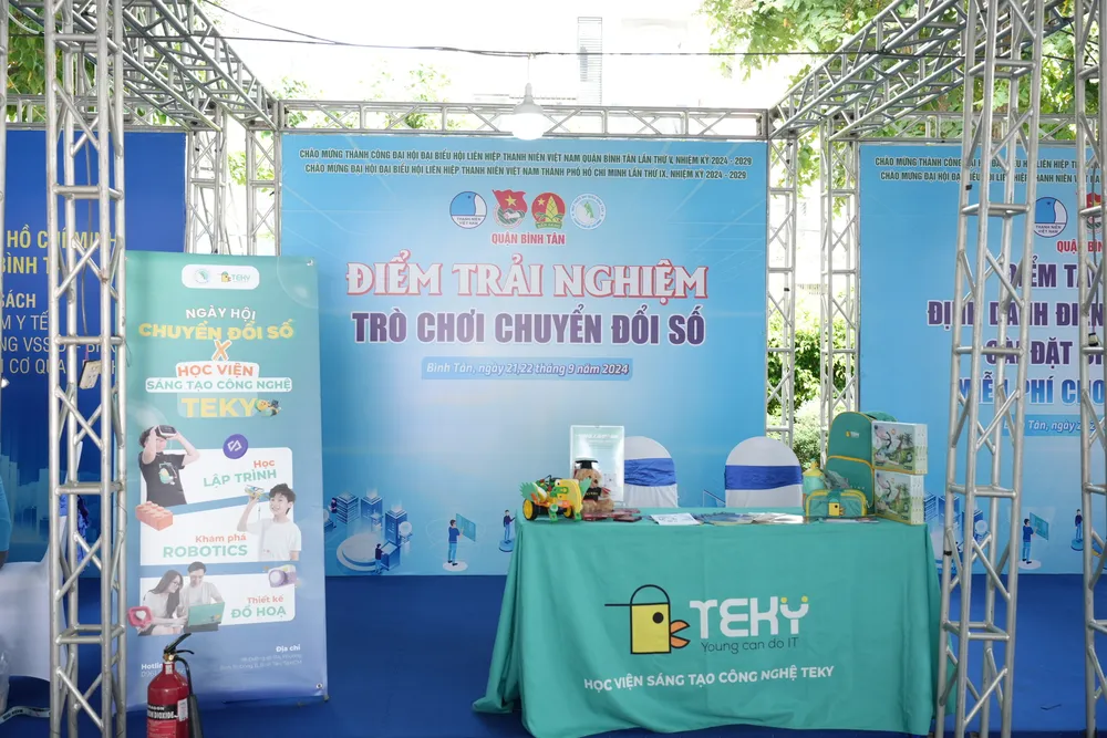 Người dân còn được trải nghiệm trò chơi chuyển đổi số﻿. Ảnh: B.TÂN