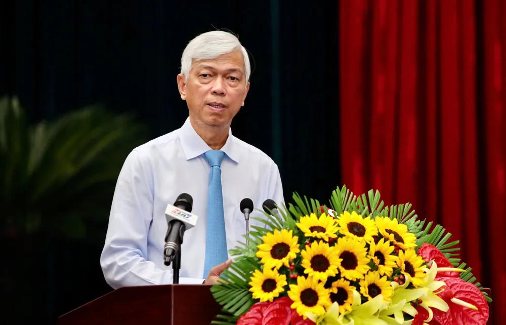 Phó Chủ tịch UBND TP.HCM Võ Văn Hoan đọc tờ trình về điều chỉnh chủ trương đầu tư dự án Xây dựng hạ tầng và cải tạo môi trường kênh Tham Lương - Bến Cát - rạch Nước Lên. Ảnh: NGUYỆT NHI