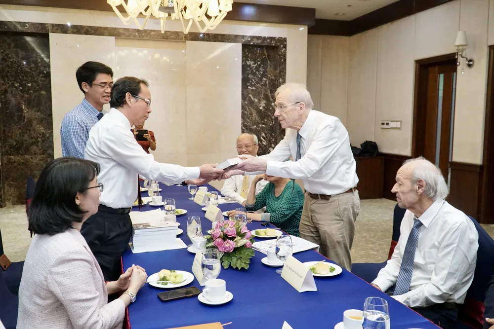 Bí thư Nguyễn Văn Nên: Hành động của hai người treo cờ Việt Nam trên đỉnh nhà thờ Đức Bà Paris là vì 'hòa bình, công lý'-nha-tho-duc-ba-2.JPG