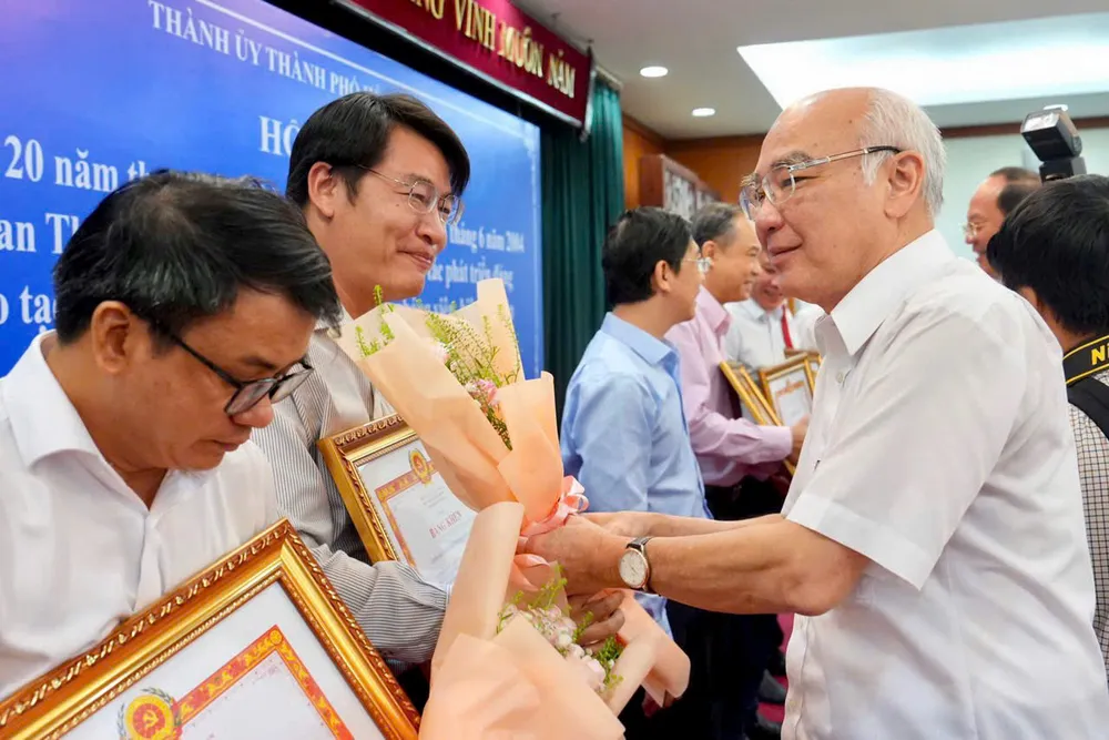 Chi ủy viên, Phó Tổng Biên tập báo Pháp Luật TP.HCM Đinh Đức Thọ, đại diện Chi bộ báo Pháp Luật TP.HCM, nhận bằng khen. Ảnh: NGUYỆT NHI pho-bi-thuong-truc-thanh-uy-tp.hcm-nguyen-ho-hai-1.jpg