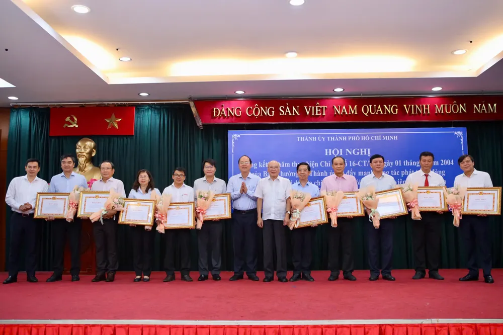 Phó Bí thư Thường trực Thành ủy TP.HCM Nguyễn Hồ Hải và Trưởng ban Tuyên giáo Thành ủy TP.HCM Phan Nguyễn Như Khuê trao bằng khen cho các cá nhân, đơn vị. Trong ảnh: Bí thư Chi bộ, Tổng Biên tập báo Pháp Luật TP.HCM Mai Ngọc Phước (thứ ba từ trái sang) được nhận bằng khen. Ảnh: NGUYỆT NHI pho-bi-thuong-truc-thanh-uy-tp.hcm-nguyen-ho-hai-2.jpg