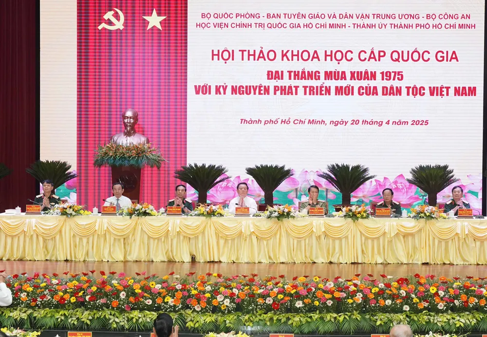 Đoàn chủ trì hội thảo. Ảnh: THUẬN VĂN Đại thắng mùa Xuân 1975 là bài học lịch sử để đất nước tiến vào kỷ nguyên vươn mình-dai-thang-mua-xuan-1975-2.jpg