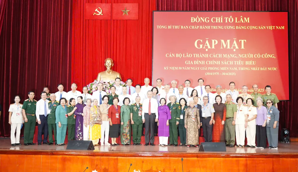 Đoàn đại biểu TP.HCM chụp ảnh cùng Tổng Bí thư Tô Lâm. Ảnh: THUẬN VĂN TONG-BI-THU-TO-LAM-22.jpg