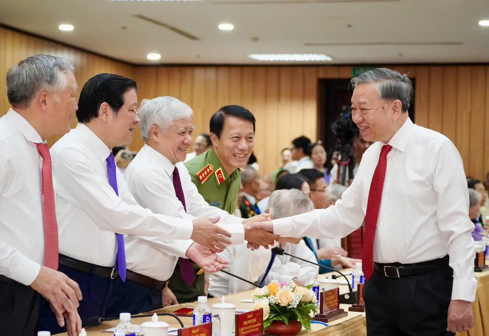 Tổng Bí thư Tô Lâm cùng các lãnh đạo Đảng, Nhà nước tại buổi gặp gỡ. Ảnh: THUẬN VĂN Chùm ảnh: Tổng Bí thư Tô Lâm gặp mặt cán bộ lão thành cách mạng tại TP.HCM