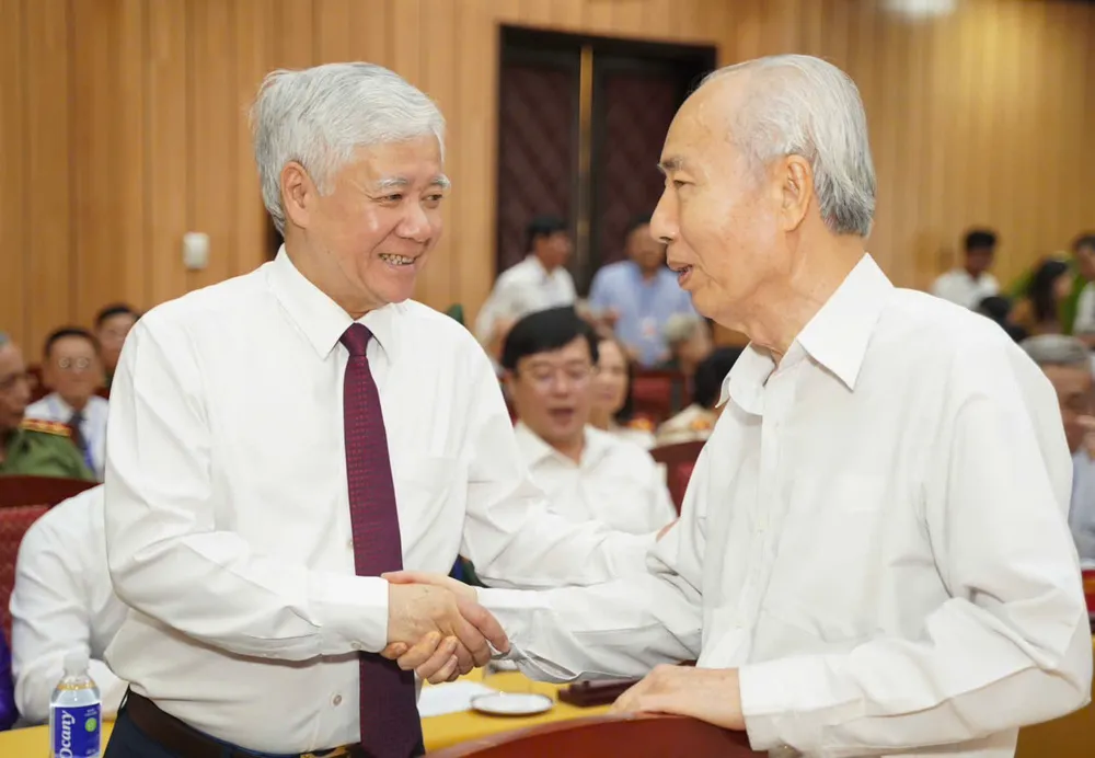 Chủ tịch Ủy ban Trung ương MTTQ Việt Nam Đỗ Văn Chiến cùng nguyên Chủ tịch Ủy ban Trung ương MTTQ Việt Nam Huỳnh Đảm. Ảnh: THUẬN VĂN tong-bi-thu-to-lam-5.jpg