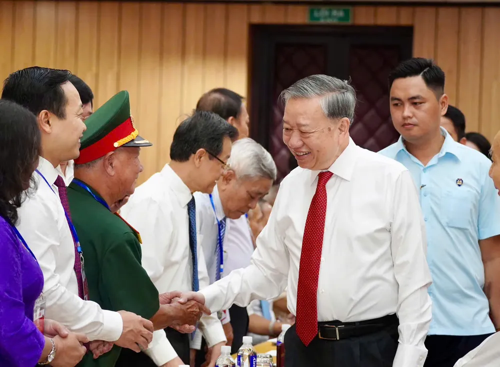 Tổng Bí thư Tô Lâm gặp gỡ các lãnh đạo, nguyên lãnh đạo Đảng, Nhà nước. Ảnh: THUẬN VĂN tong-bi-thu-to-lam-6.jpg