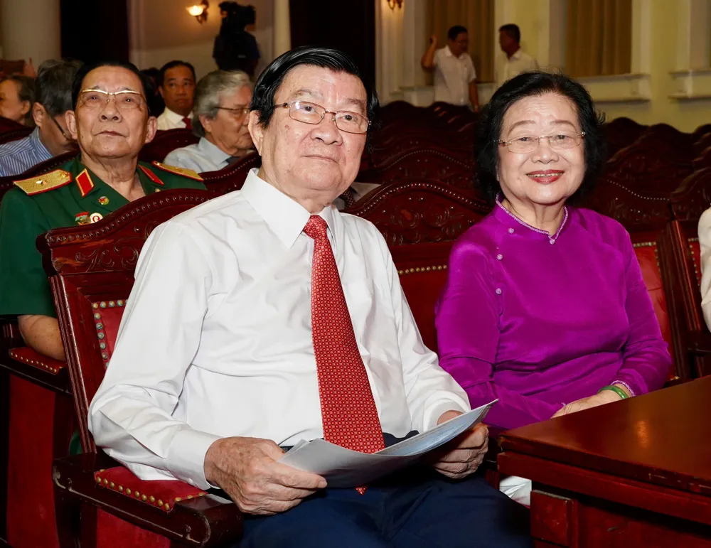 Nguyên Chủ tịch nước Trương Tấn Sang, nguyên Phó Chủ tịch nước Trương Mỹ Hoa tại chương trình. Ảnh: THUẬN VĂN Nhiều lãnh đạo, nguyên lãnh đạo dự lễ tôn vinh 60 cá nhân tiêu biểu vì sự phát triển TP.HCM-60-ca-nhan-tieu-bieu-15.jpg