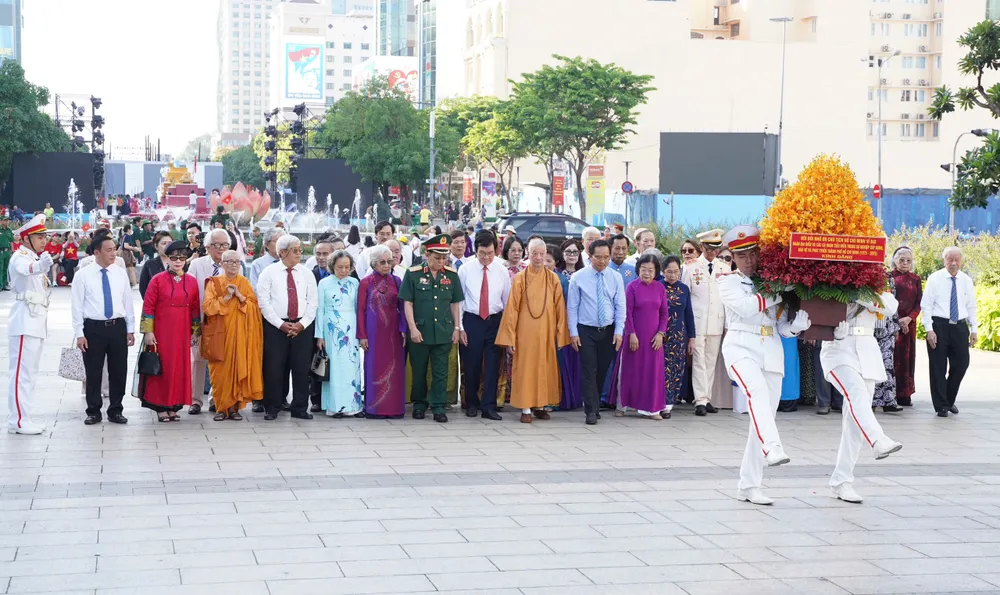 Nguyên lãnh đạo, lãnh đạo TP.HCM dâng hương tại Tượng đài Chủ tịch Hồ Chí Minh. Ảnh: THUẬN VĂN 60-ca-nhan-tieu-bieu-4.jpg