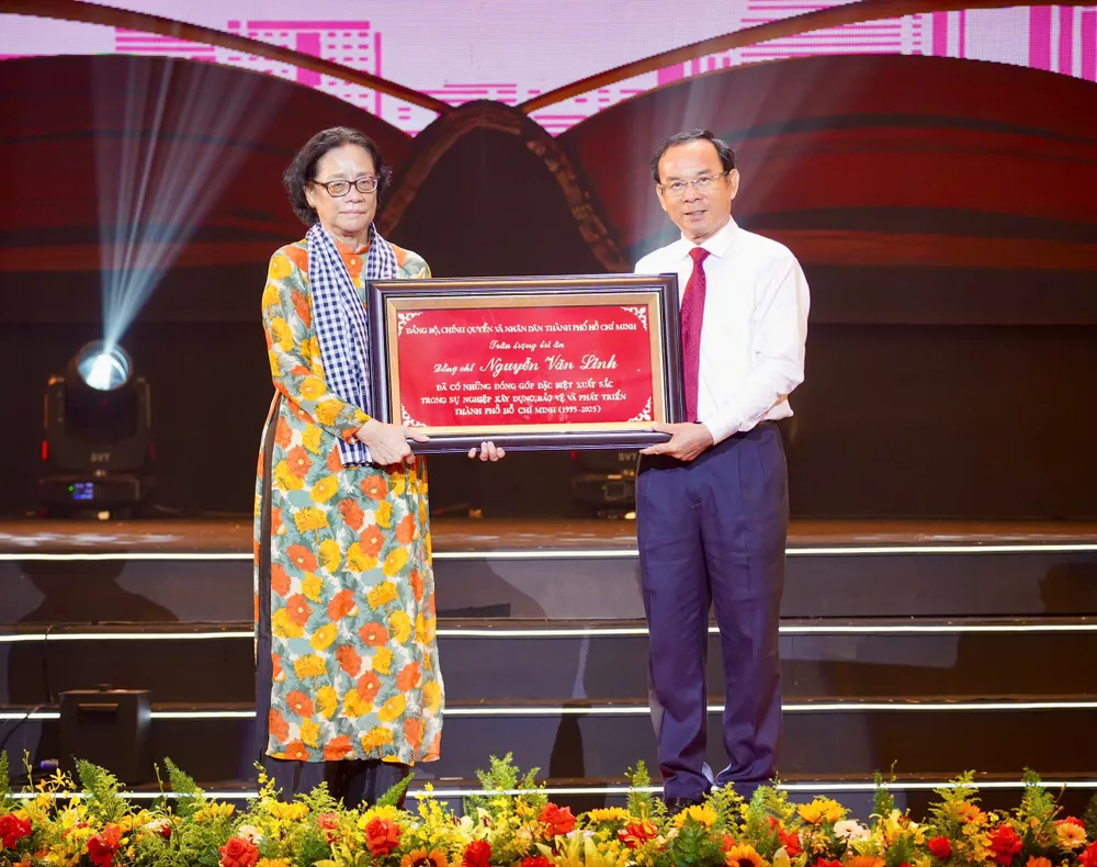 TP.HCM tôn vinh cống hiến to lớn của cố Tổng Bí thư Nguyễn Văn Linh. Ảnh: THUẬN VĂN chu-tich-nguyen-van-duoc-14.jpg