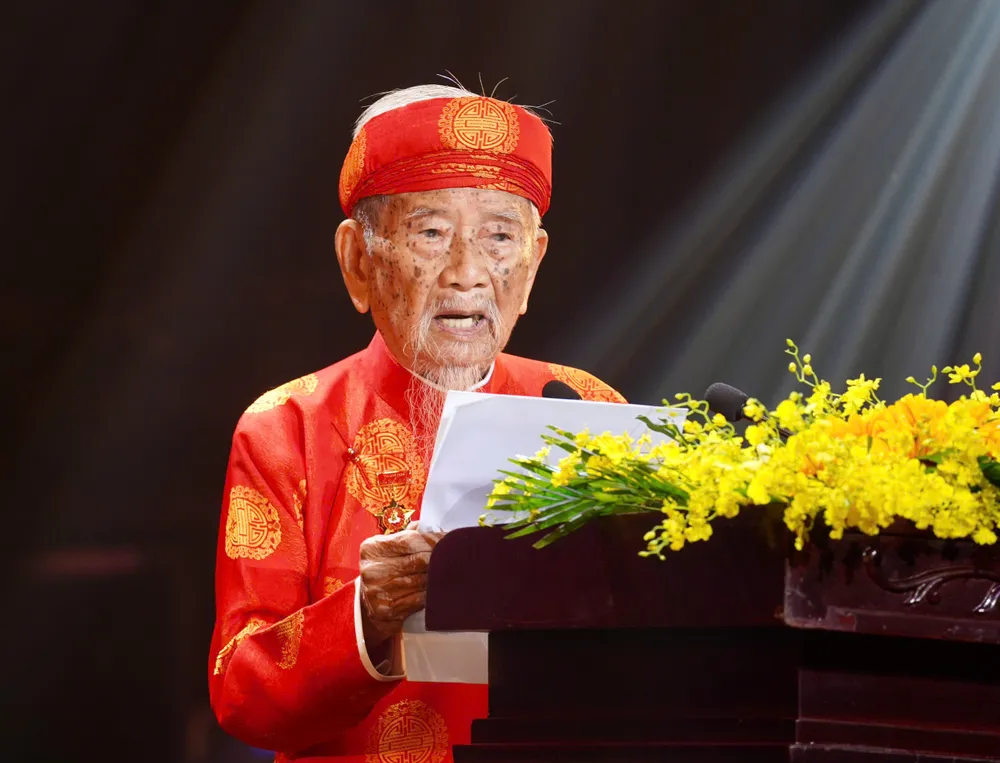 Nhà nghiên cứu Nguyễn Đình Tư dành một phút im lặng để tưởng niệm đến những cá nhân tiêu biểu đã qua đời. Ảnh: THUẬN VĂN chu-tich-nguyen-van-duoc-3.jpg
