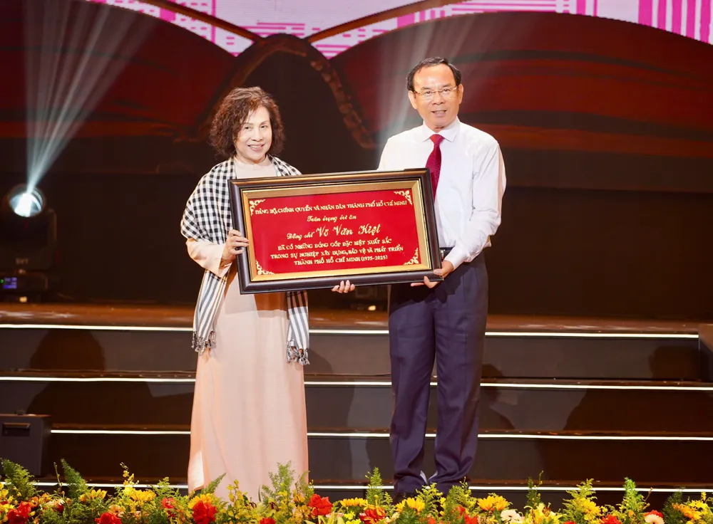 TP.HCM tôn vinh cống hiến to lớn của cố Thủ tướng Võ Văn Kiệt. Ảnh: THUẬN VĂN chu-tich-nguyen-van-duoc-9.jpg