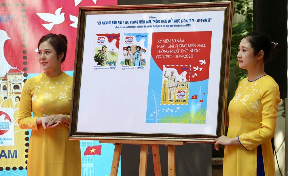 Ban Tổ chức đã phát hành đặc biệt bộ Tem bưu chính “Kỷ niệm 50 năm Ngày Giải phóng miền Nam, thống nhất đất nước”. Ảnh: HOÀNG GIANG ong-le-hai-binh-2.jpg