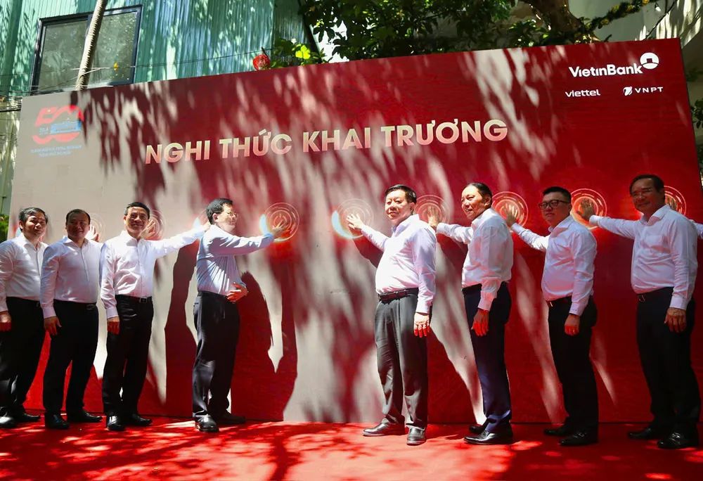 Lãnh đạo Trung ương, TP.HCM bấm nút khánh thành Trung tâm Báo chí Lễ kỷ niệm 50 năm ngày Giải phóng miền Nam, thống nhất đất nước. Ảnh: HOÀNG GIANG ong-le-hai-binh-3.jpg