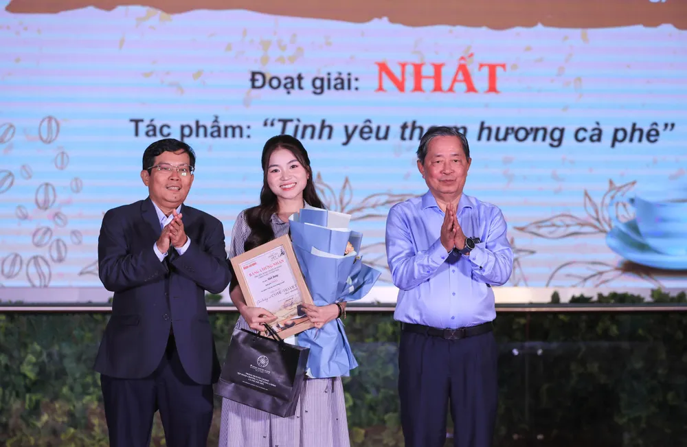 Nhà báo Tô Đình Tuân (bìa trái) trao giải nhất cuộc thi viết Cảm tưởng về Cà phê - Trà Việt. Ảnh: BTC Báo Người Lao Động tổng kết Chương trình “Tôn vinh cà phê, trà Việt” lần 3-BAO-NGUOI-LAO-DONG-3.jpg