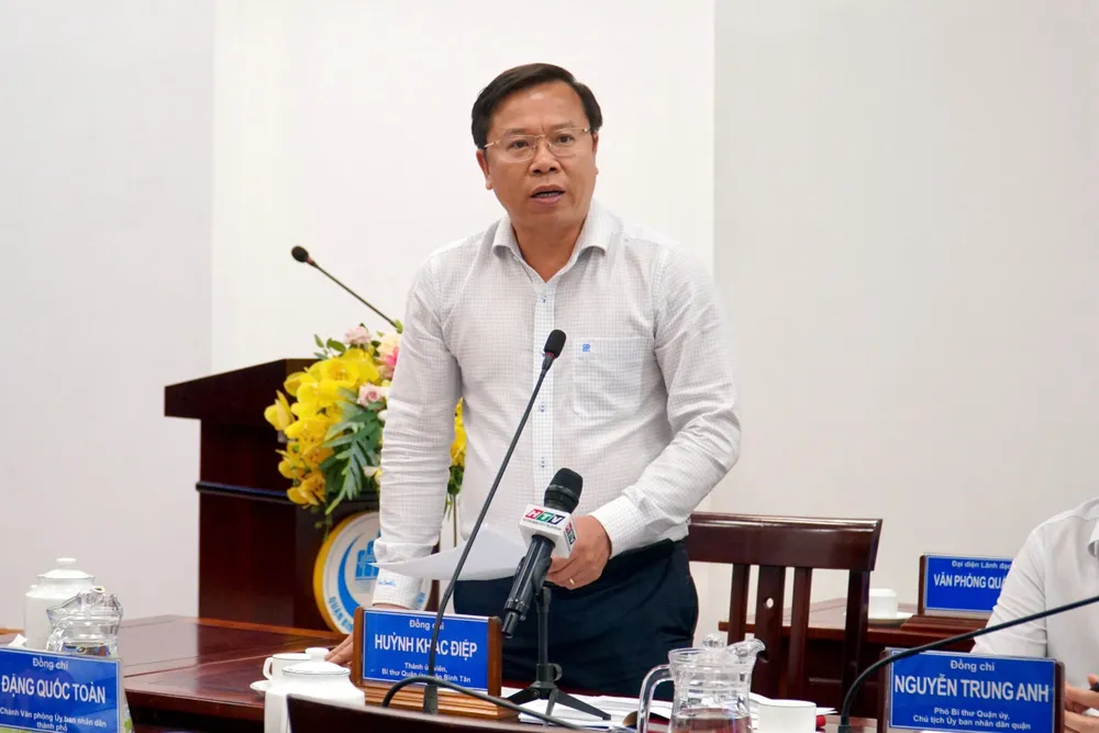 Bí thư Quận ủy Bình Tân Huỳnh Khắc Điệp phát biểu. Ảnh: BẢO PHƯƠNG chu-tich-nguyen-van-duoc-1.jpg