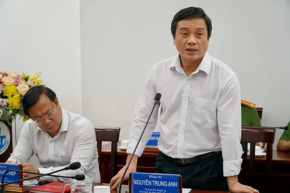 Chủ tịch UBND quận Bình Tân Nguyễn Trung Anh báo cáo tại buổi họp. Ảnh: BẢO PHƯƠNG chu-tich-nguyen-van-duoc-2.jpg