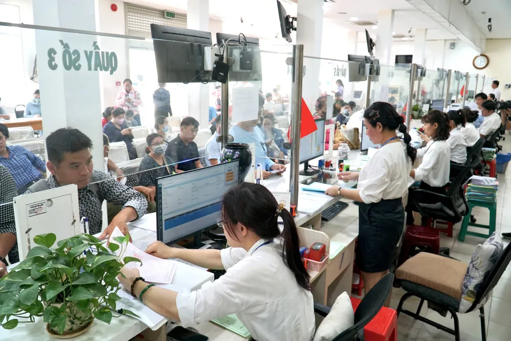 Cán bộ quận Bình Tân tiếp nhận hồ sơ, chiều 10-6. Ảnh: BẢO PHƯƠNG chu-tich-nguyen-van-duoc-4.jpg