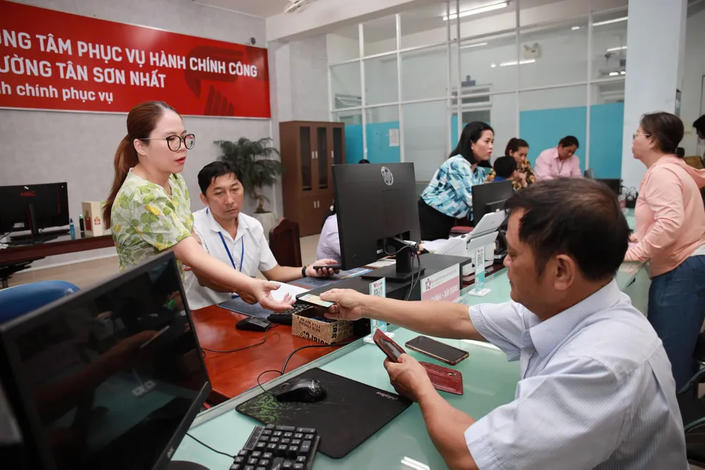 Trung tâm chính công cấp xã ở TP.HCM có những tín hiệu khả quan, người dân và doanh nghiệp hài lòng với việc phục vụ của đội ngũ cán bộ, công chức... Ảnh: NGUYỆT NHI Thông tin mới về 10 ngày vận hành mô hình chính quyền 2 cấp ở TP.HCM-mo-hinh-chinh-quyen-2-cap.jpg