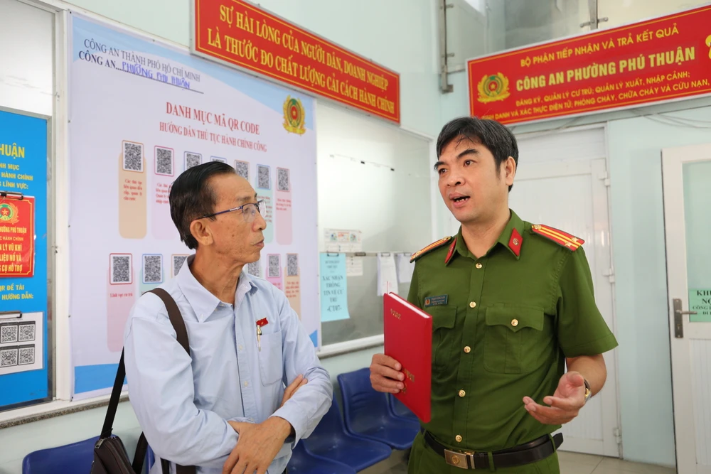 Đại biểu Quốc hội Trần Hoàng Ngân khảo sát tại trụ sở Công an phường Phú Thuận. Ảnh: HÀ THƯ