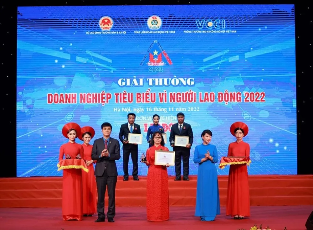 Bà Hà Hòa Bình (Phó Giám đốc) - Đại diện Công ty CPHH Vedan Việt Nam nhận bằng khen từ ban tổ chức (Nguồn ảnh Hải Nguyễn, Báo Lao Động)