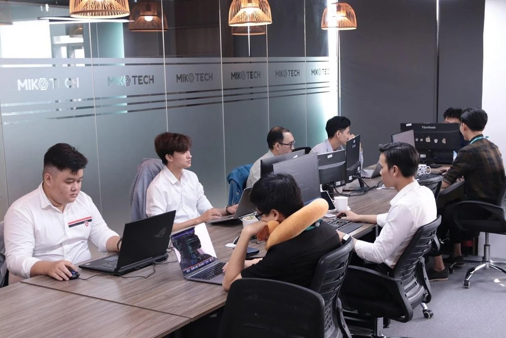 Đội ngũ lập trình viên tại Miko Tech có nhiều năm kinh nghiệm trong thiết kế website chuẩn UX/UI (Ảnh Miko Tech) Đội ngũ lập trình viên tại Miko Tech có nhiều năm kinh nghiệm trong thiết kế website chuẩn UX/UI (Ảnh Miko Tech)