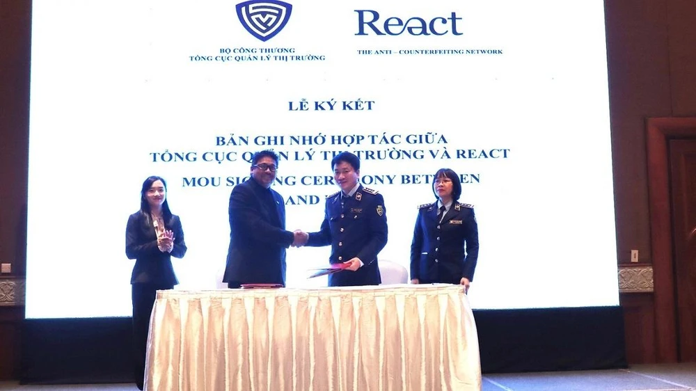 Lãnh đạo Tổng cục QLTT và đại diện React khu vực châu Á Thái Bình Dương ký kết Biên bản ghi nhớ hợp tác. Ảnh: QUYÊN LƯU