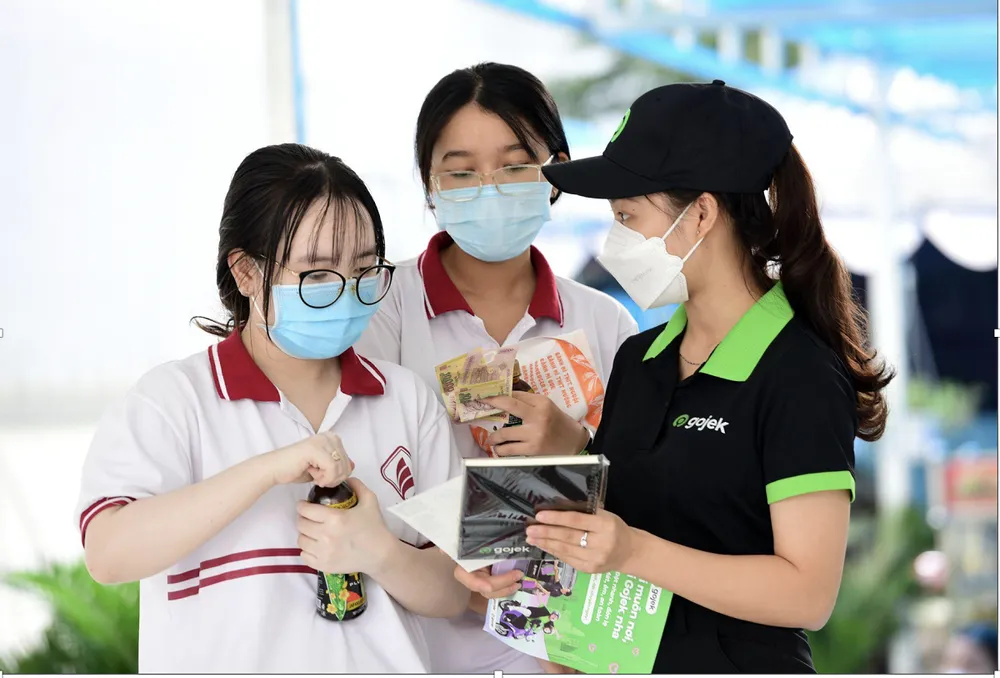 Sinh viên trường CĐ Kinh tế TP.HCM được hướng dẫn tạo tài khoản để sử dụng xe công nghệ Gojek và nhận những gói ưu đãi hấp dẫn khi di chuyển