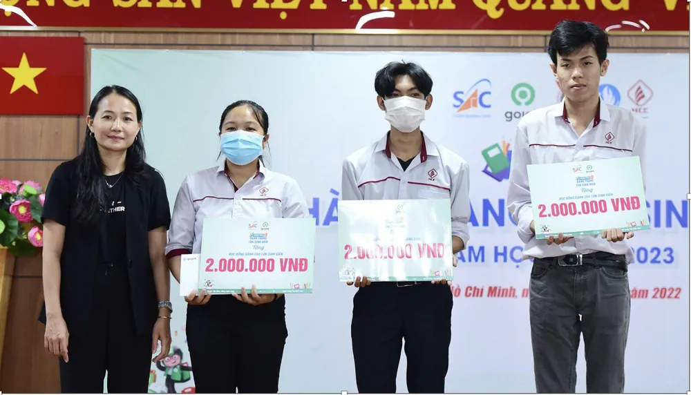 Gojek phối hợp cùng Trung tâm hỗ trợ học sinh, sinh viên trường CĐ Kinh tế TP.HCM trao học bổng đến tân sinh viên có hoàn cảnh khó khăn.