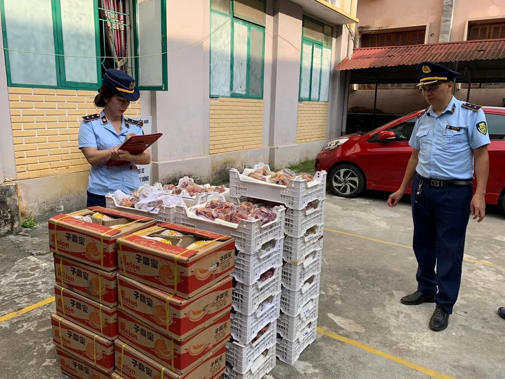 Đội QLTT số 1 (Cục QLTT Hà Giang) kiểm đếm số hàng hoá vi phạm. Ảnh: QLTT Hà Giang