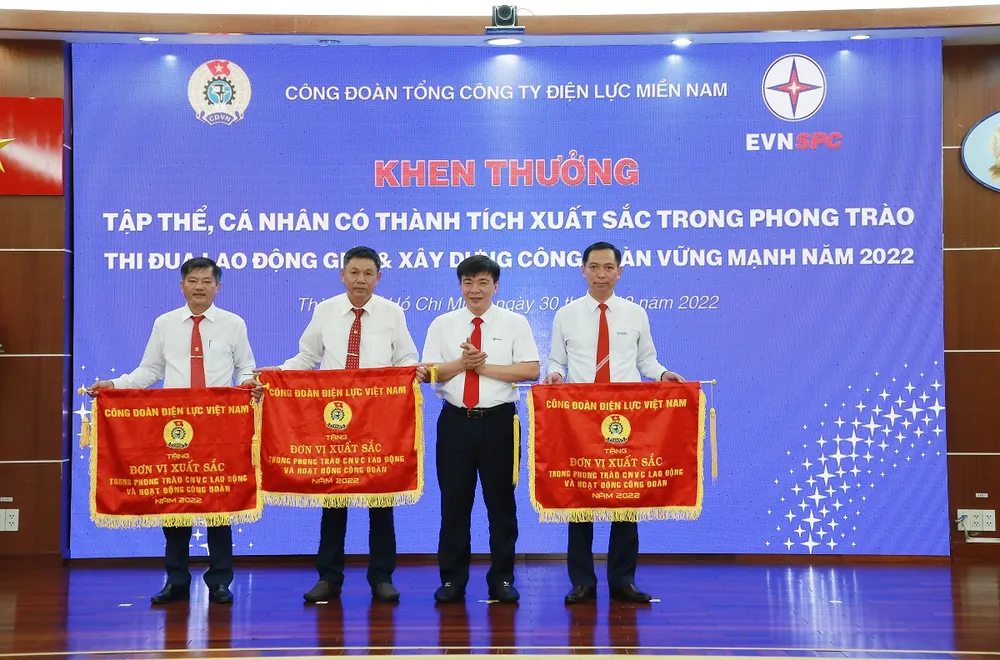 Chủ tịch HĐTV EVNSPC Lê Văn Trang thừa ủy quyền trao Cờ thi đua của Công đoàn Điện lực Việt Nam cho các đơn vị thi đua xuất sắc của EVNSPC