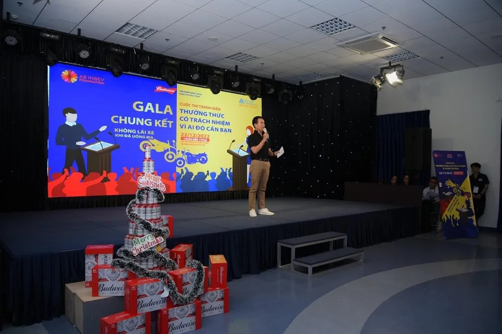 Anh Trương Văn Toàn - Giám đốc Pháp lý, Đối ngoại và Truyền thông Công ty TNHH Bia AB InBev chia sẻ về thông điệp tích cực Thưởng thức có trách nhiệm đến các bạn sinh viên Anh Trương Văn Toàn - Giám đốc Pháp lý, Đối ngoại và Truyền thông Công ty TNHH Bia AB InBev chia sẻ về thông điệp tích cực Thưởng thức có trách nhiệm đến các bạn sinh viên