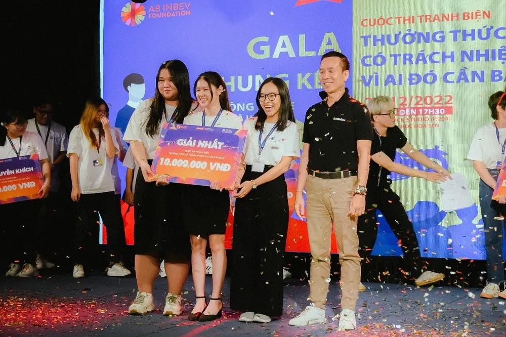 3 thành viên của đội The Big Fish trở thành đội thắng cuộc của cuộc thi tranh biện Thưởng thức có trách nhiệm do AB InBev và nhãn hàng Budweiser đồng hành. 3 thành viên của đội The Big Fish trở thành đội thắng cuộc của cuộc thi tranh biện Thưởng thức có trách nhiệm do AB InBev và nhãn hàng Budweiser đồng hành.