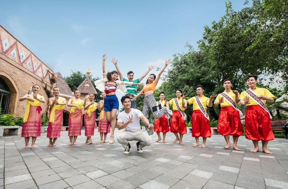 Lễ diễu hành Sắc Xuân với tiêu điểm là múa Chăm tại VinWonders Nha Trang