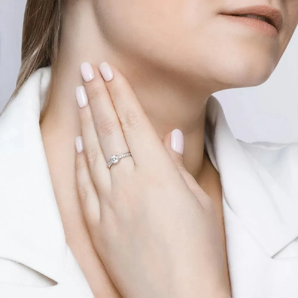 Mẫu nhẫn bạc 925 này của hãng Sokolov đang được bán chính hãng tại các chi nhánh của Đồng hồ Hải Triều với mức giá 980.000 đồng