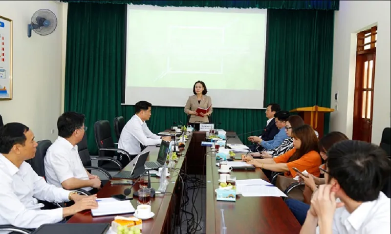 Bà Trần Thị Hồng Thanh - Phó trưởng Đoàn ĐBQH tỉnh Ninh Bình phát biểu Bà Trần Thị Hồng Thanh - Phó trưởng Đoàn ĐBQH tỉnh Ninh Bình phát biểu