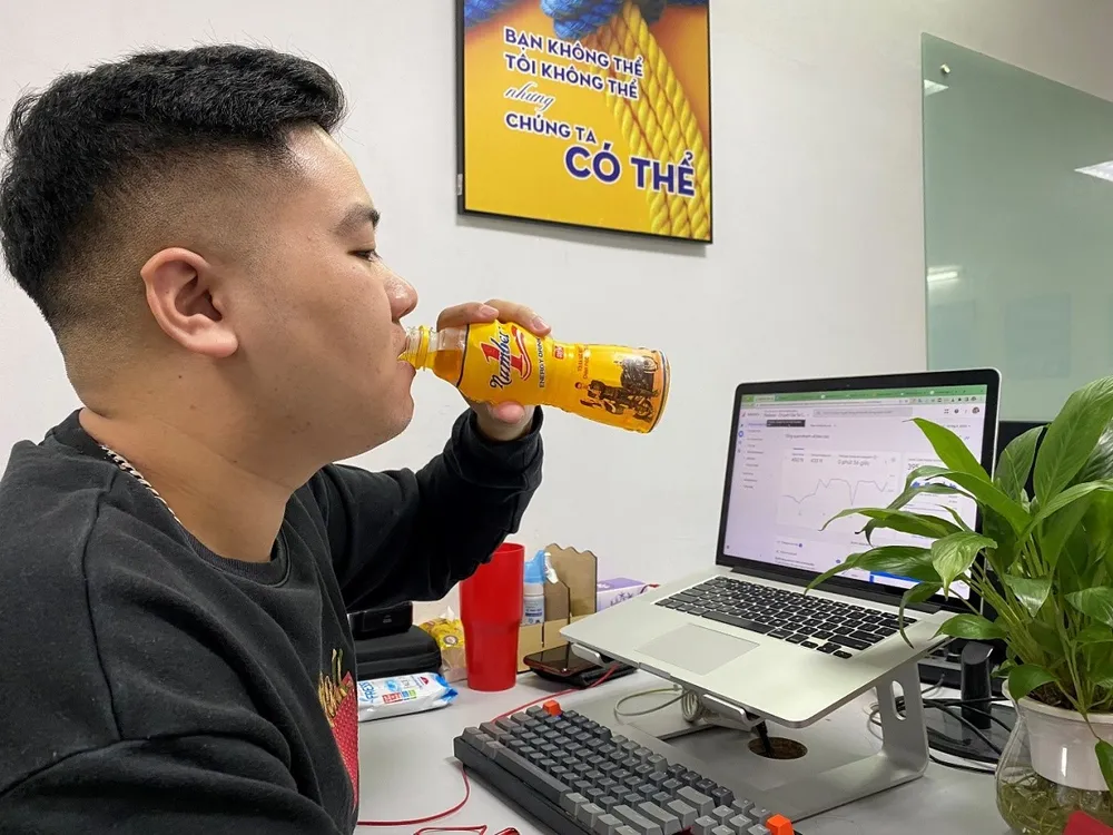 Nhiều nhân viên lựa chọn giải pháp tăng ca, làm đêm để giải quyết khối lượng công việc tăng đột biến đầu năm