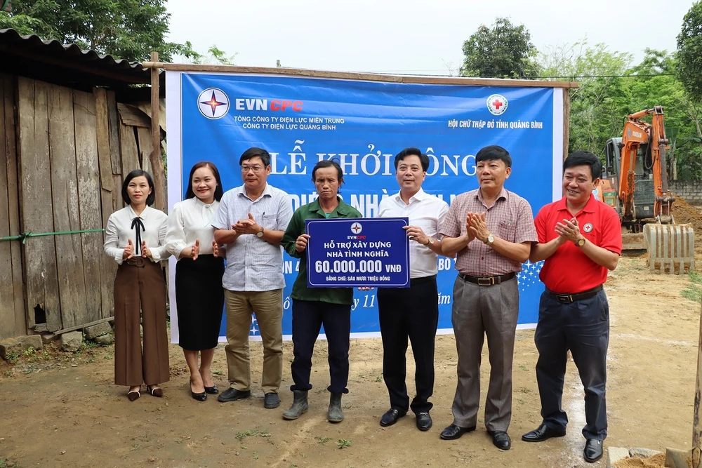 Ông Hoàng Hiếu Trung, Giám đốc Công ty Điện lực Quảng Bình trao tiền hỗ trợ xây dựng gia đình nghĩa cho ông Tiến. Ảnh: H.N Ông Hoàng Hiếu Trung, Giám đốc Công ty Điện lực Quảng Bình trao tiền hỗ trợ xây dựng gia đình nghĩa cho ông Tiến. Ảnh: H.N