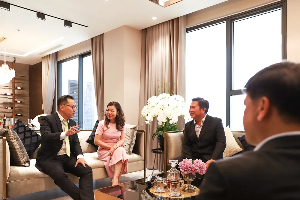 Đại diện Chủ đầu tư cùng đối tác TPBank và Ricons tham quan dự án và căn hộ mẫu thực tế sau lễ ký kết Đại diện Chủ đầu tư cùng đối tác TPBank và Ricons tham quan dự án và căn hộ mẫu thực tế sau lễ ký kết