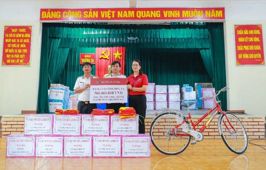 Agribank ủng hộ 1,5 tỷ đồng chương trình "Xanh hóa Trường Sa"