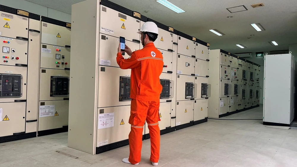 Nhân viên vận hành dùng máy tính bảng quét thẻ RFID để lấy vùng dữ liệu cần cập nhật thông số vận hành thiết bị.