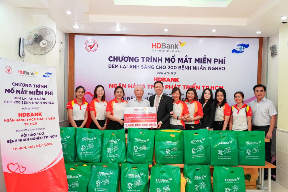 Tháng 3-2023, HDBank tiếp tục phối hợp Hội Bảo trợ Bệnh nhân nghèo TP.HCM trao kinh phí thực hiện 2.000 ca phẫu thuật mắt. Tháng 3-2023, HDBank tiếp tục phối hợp Hội Bảo trợ Bệnh nhân nghèo TP.HCM trao kinh phí thực hiện 2.000 ca phẫu thuật mắt.