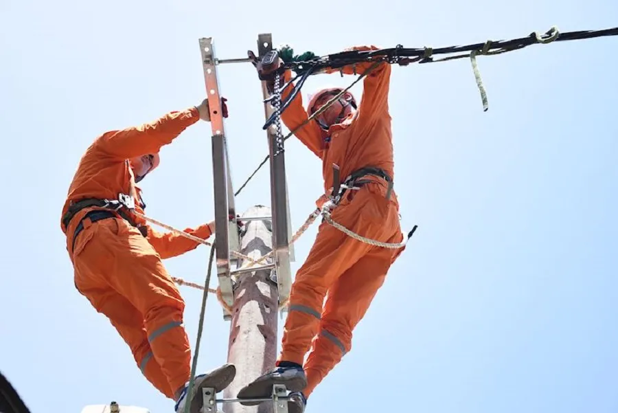 EVNHANOI đã tăng cường quân số, ứng trực 24/24h để sẵn sàng khôi phục nhanh nhất có thể các sự cố về điện. EVNHANOI đã tăng cường quân số, ứng trực 24/24h để sẵn sàng khôi phục nhanh nhất có thể các sự cố về điện.