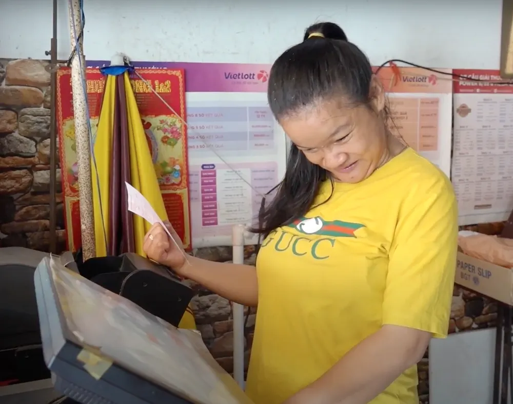 Quầy vé số kèm nước uống đã giúp cuộc sống mẹ con Ngọc đỡ vất vả hơn.