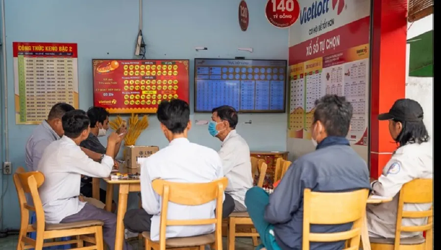 Các điểm bán hàng thu hút đông đảo khách tới dự thưởng xổ số Keno, dò trực tiếp trên màn hình lớn.